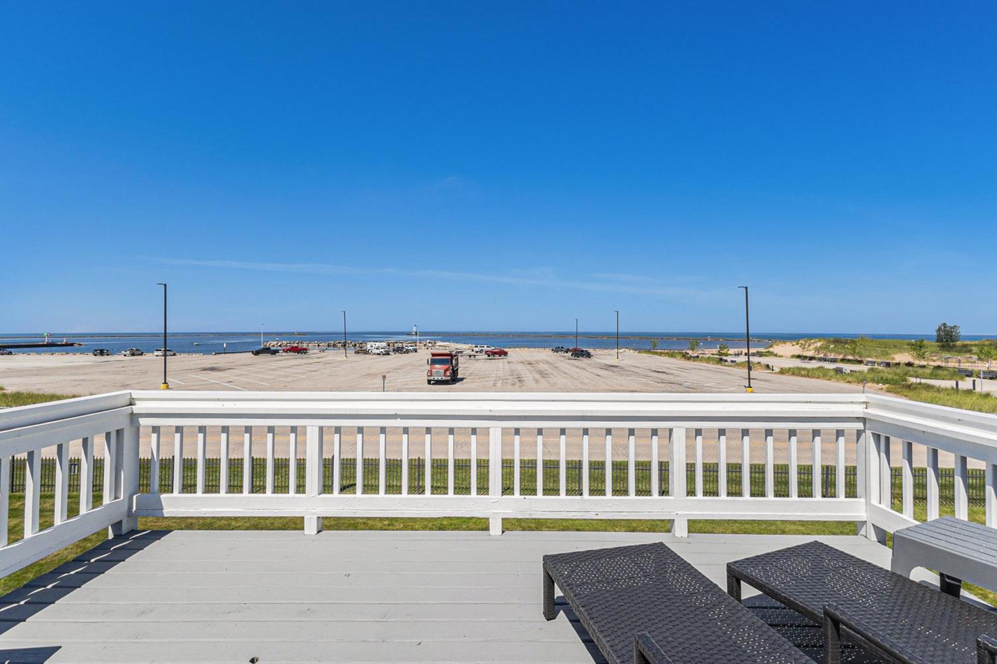 Snyders Shoreline Inn Ludington Dış mekan fotoğraf