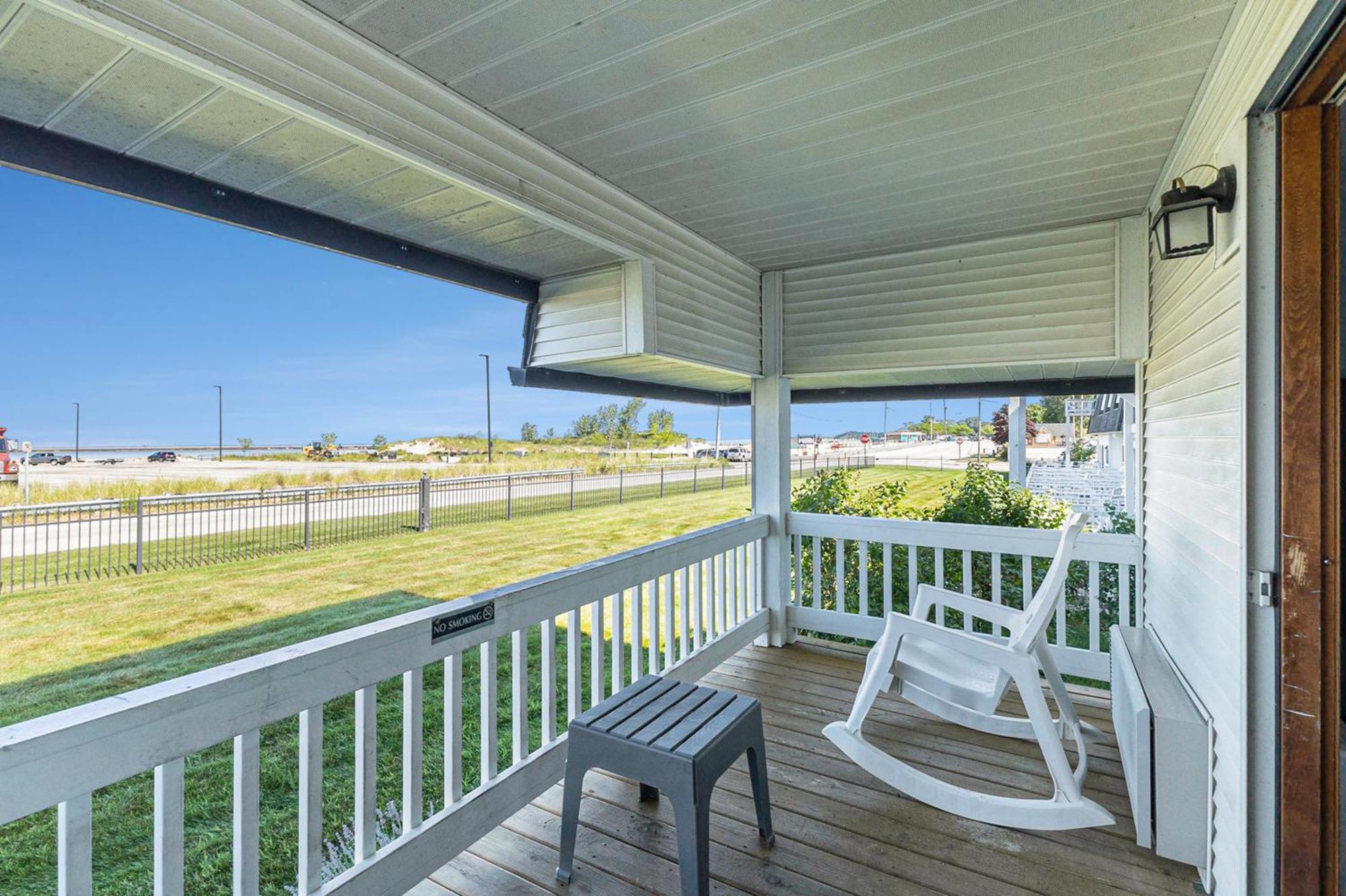 Snyders Shoreline Inn Ludington Dış mekan fotoğraf